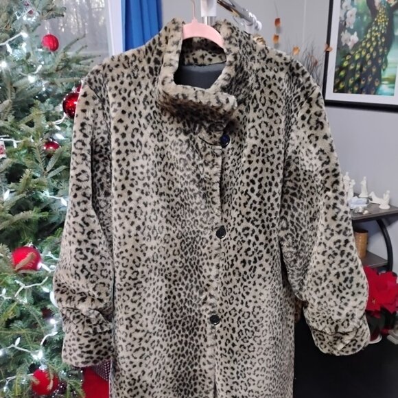 Reversible Faux Fur Leopard Coat | Plush & Smooth Finish - Picture 7 of 10